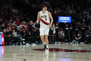 媒体人：相比首战勇士杨瀚森进步看在眼里 场上选位&存在感在提升