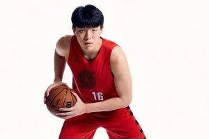 媒体人：杨瀚森三威胁 直接启动 运一步进去直接上篮 对方很难防