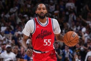 铁!小德里克-琼斯三分6投1中得到3分2篮板1助攻