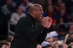 迈克-布朗:哈特推动了球队弱侧防守 下半场我们更具对抗性