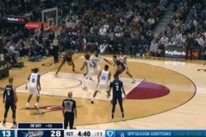 谁都能传一手！骑士默契配合 小莫布里吃饼暴扣&拿12分了！