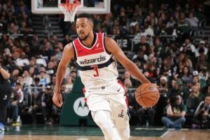 手感火热!麦科勒姆首节8中5&4罚3中 独得14分4篮板1助攻