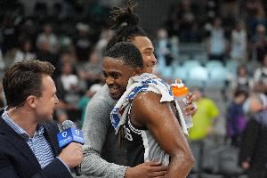 张佳玮：福克斯复出马刺赢球完美的一天 文班可以不那么在意得分