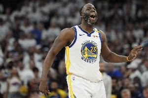 一看就知道是你！追梦底角接锅标志性撅屁股三分压哨命中