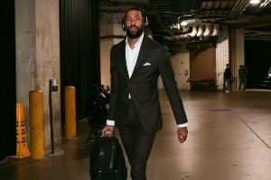 【今日NBA球员穿搭】坦普尔依旧西装笔挺 卡尔克布伦纳像球童