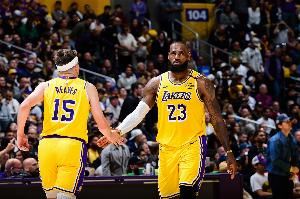 奥尼尔:有点同情里夫斯 他打得很好 但詹姆斯一回归他就得蹲底角